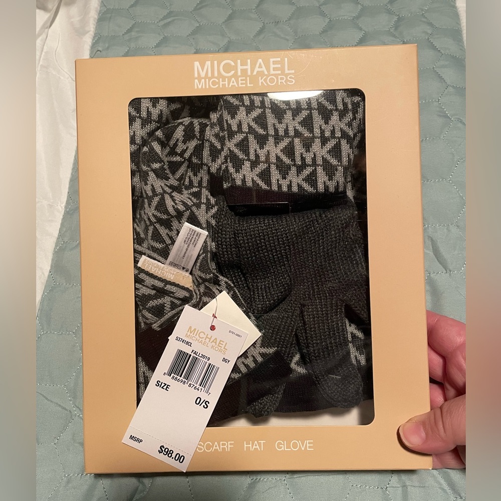 Michael Kora gift set. Scarf, Hat, Gloves. NWT New in Box